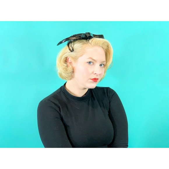 Vintage 1950s Patent Hat Black Bow & Feather Shiny Beret - Picture 2 of 10